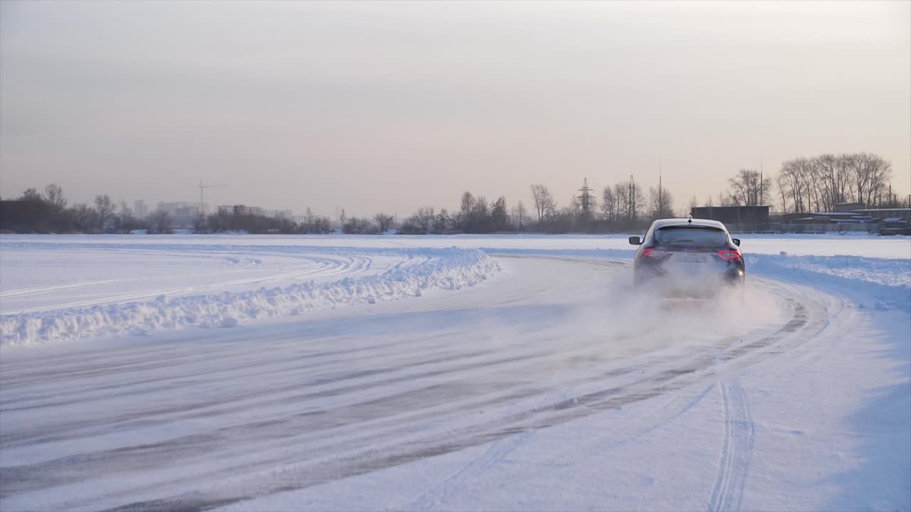 겨울에 얼어붙은 트랙에서 자동차 운전