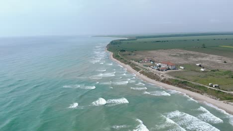 Vista-Panorámica-Sobre-La-Playa-En-La-Pintoresca-Ciudad-De-Vama-Veche-En-Rumania---Toma-Aérea-De-Drones