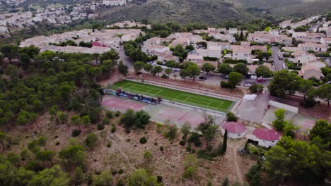 Vista-Aérea-De-Una-Zona-Residencial-Con-Casas-Familiares-Y-Canchas-De-Tenis
