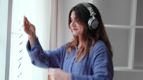 joven con auriculares baila mientras escucha música