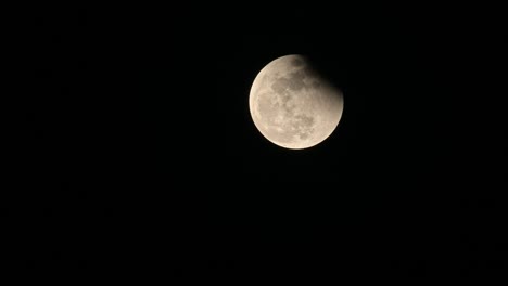 lapso de tiempo a medida que sube de una etapa del eclipse lunar en tailandia el 8 de noviembre pasado de 2022