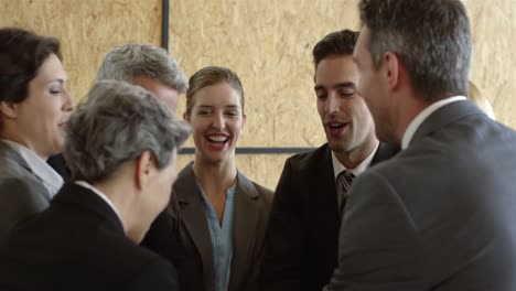 equipo de negocios poniendo sus manos juntas