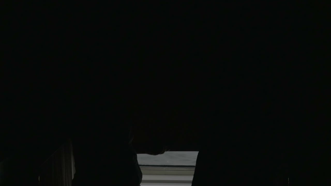 pareja mirando al mar desde una cabina del crucero