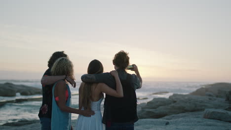 Grupo-De-Jóvenes-Amigos-Disfrutando-De-Susnet-En-La-Playa