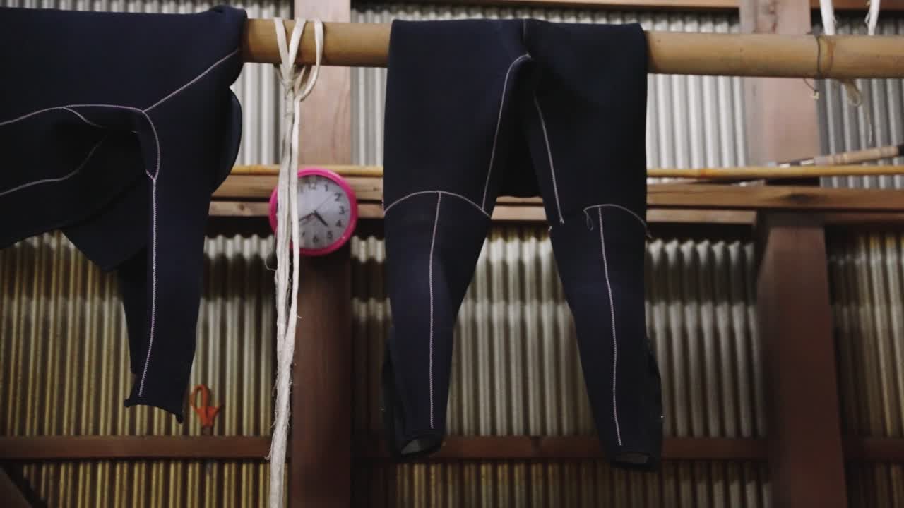 바가 오두막 4k에 있는 일본 아마 다이버를 위한 수영복과 스쿠버 장비