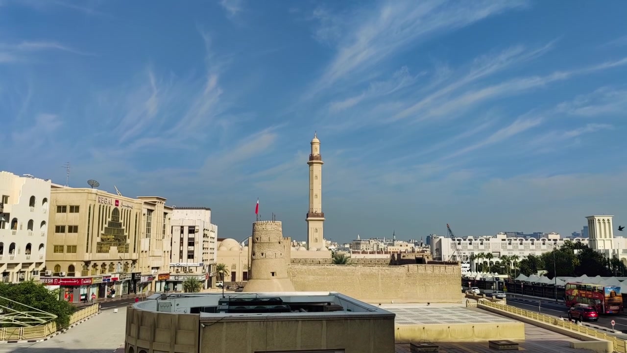 Ampia vista del Forte Al Fahidi e del Museo di Dubai con gli edifici della città sotto un cielo mattutino sereno.