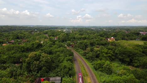 Vista-Aérea-De-Un-Tren-Que-Corre-Sobre-Rieles-Con-Vista-Al-Hermoso-Paisaje-Rural