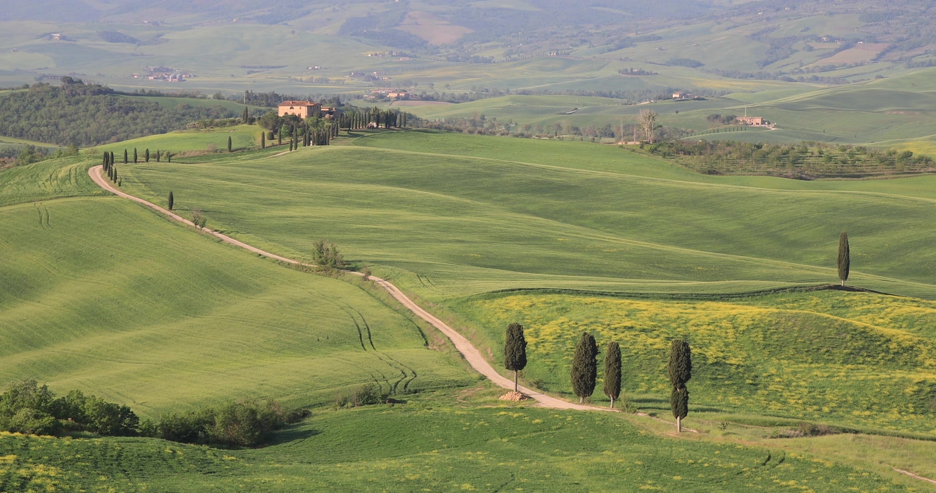 Un casale solitario nella Val d'Orcia in Toscana, Italia. Designata Patrimonio dell'Umanità dall'UNESCO, la Val d'Orcia è un paesaggio dall'estetica distintiva e da pianure gessose piatte