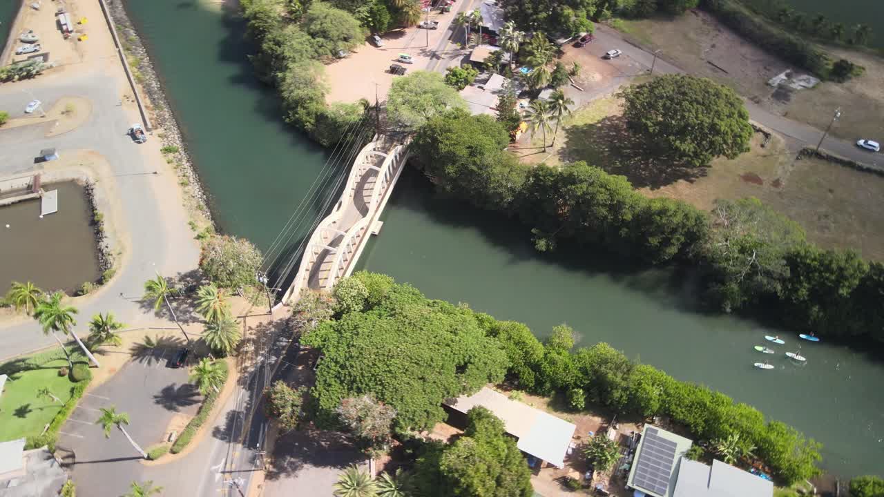 오아후 섬 하와이의 할레이와 다리의 드론 공중 패닝 보기
