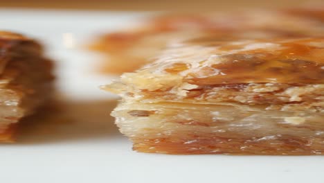 primer plano de un pedazo de baklava