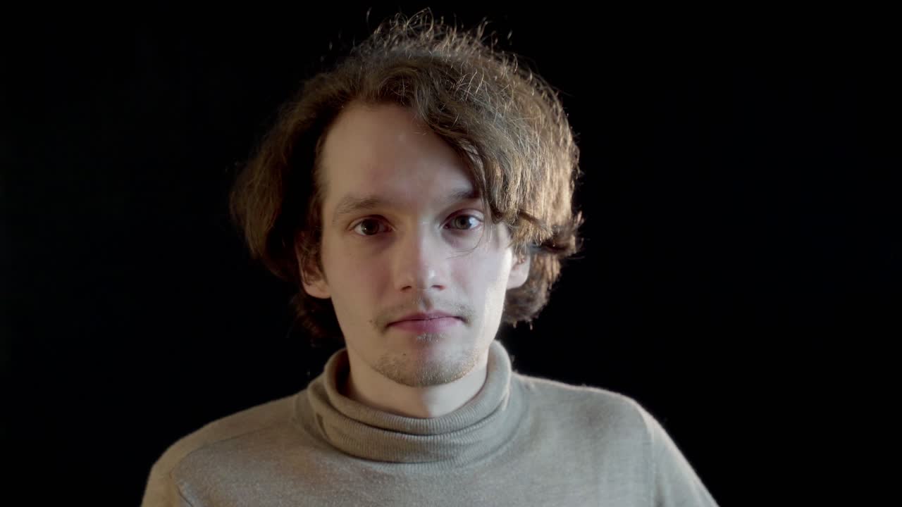 젊은 남자의 표정