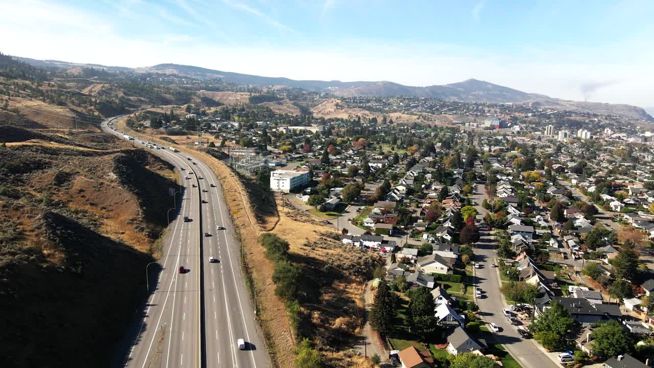 쑥쑥 동네 옆 화창한 날 브리티시 컬럼비아의 톰슨 오카나간, 캠룹스 시의 1번 고속도로와 옐로우헤드 고속도로에서 운전하는 차량의 하이퍼랩스 샷에 접근