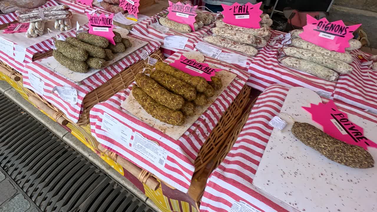 variedad de salchichas expuestas en el mercado de libourne