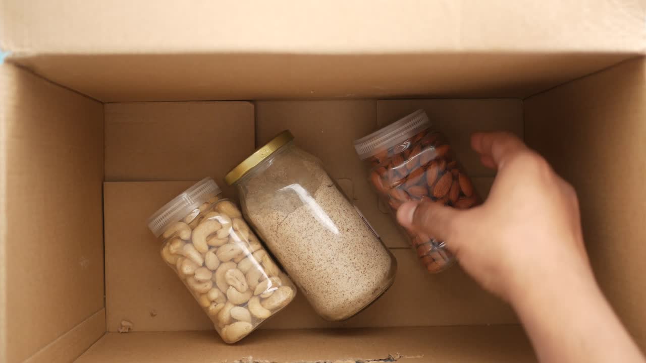nuez , anacardo y almendra en una caja vista de arriba