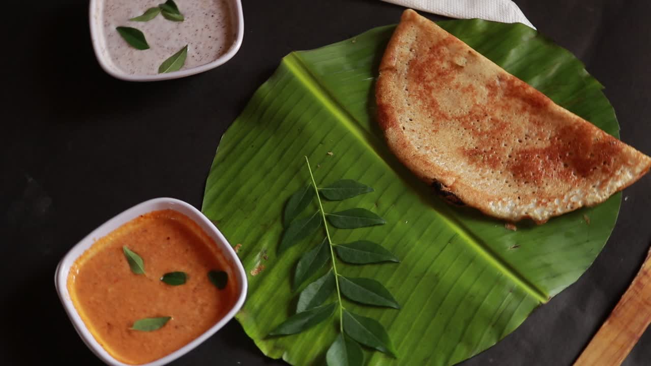 masala dosa es una comida del sur de la india servida con sambhar y chutney de coco