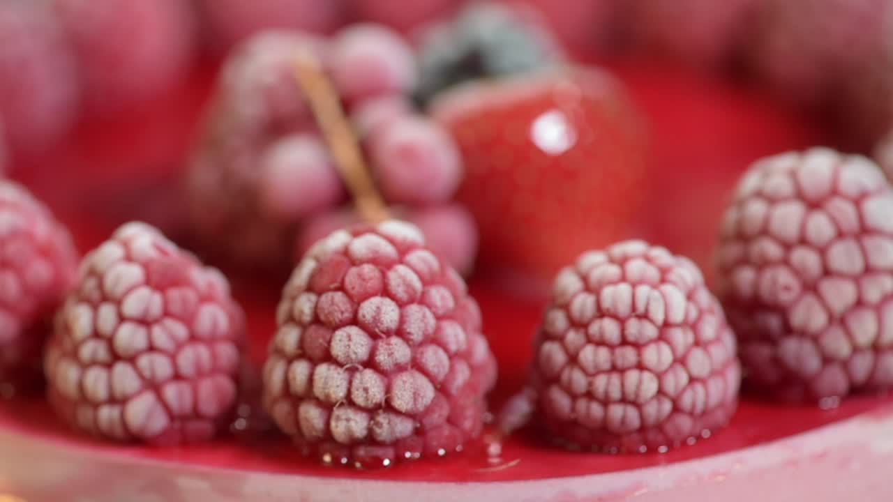 회전 테이블에 딸기와 베리 케이크