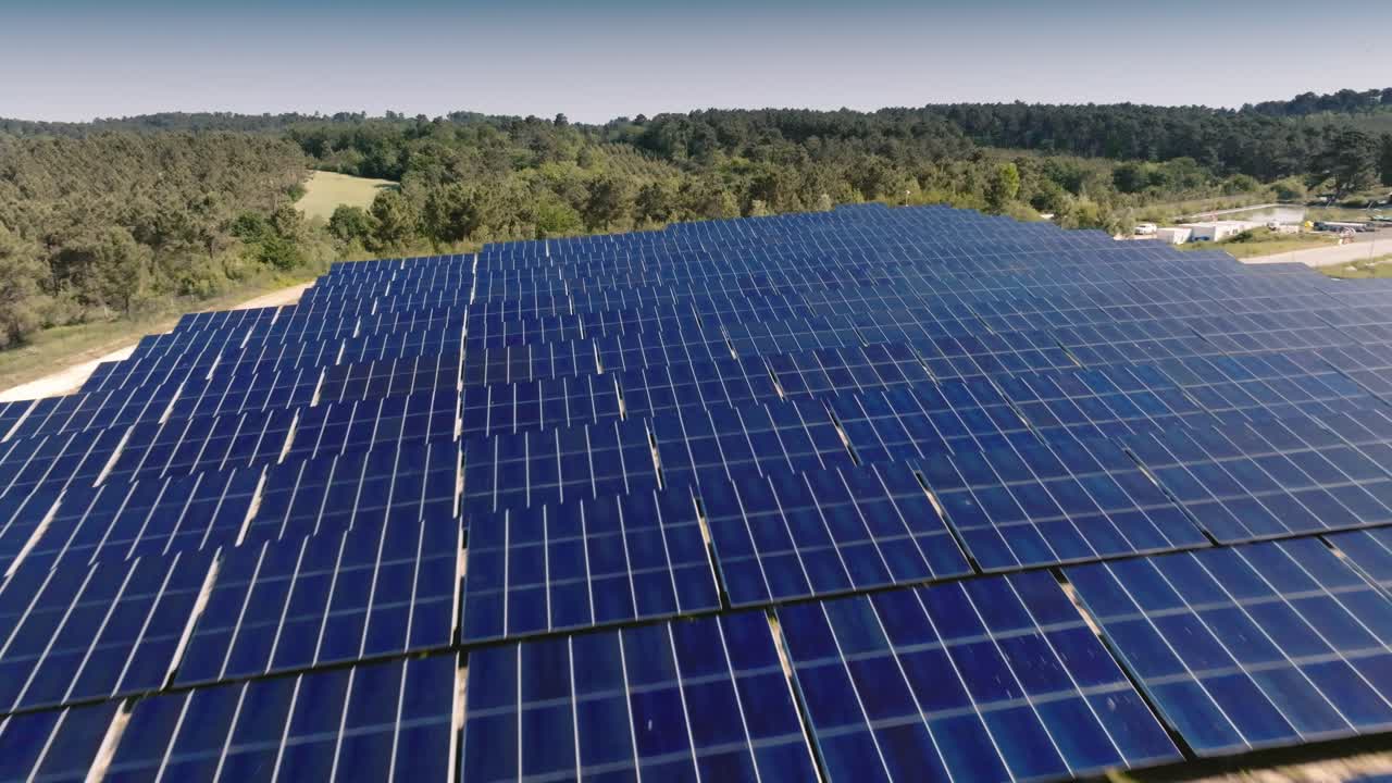 Ripresa con drone a bassissima quota di pannelli solari, una ripresa lenta che permette di vedere i dettagli dell'installazione