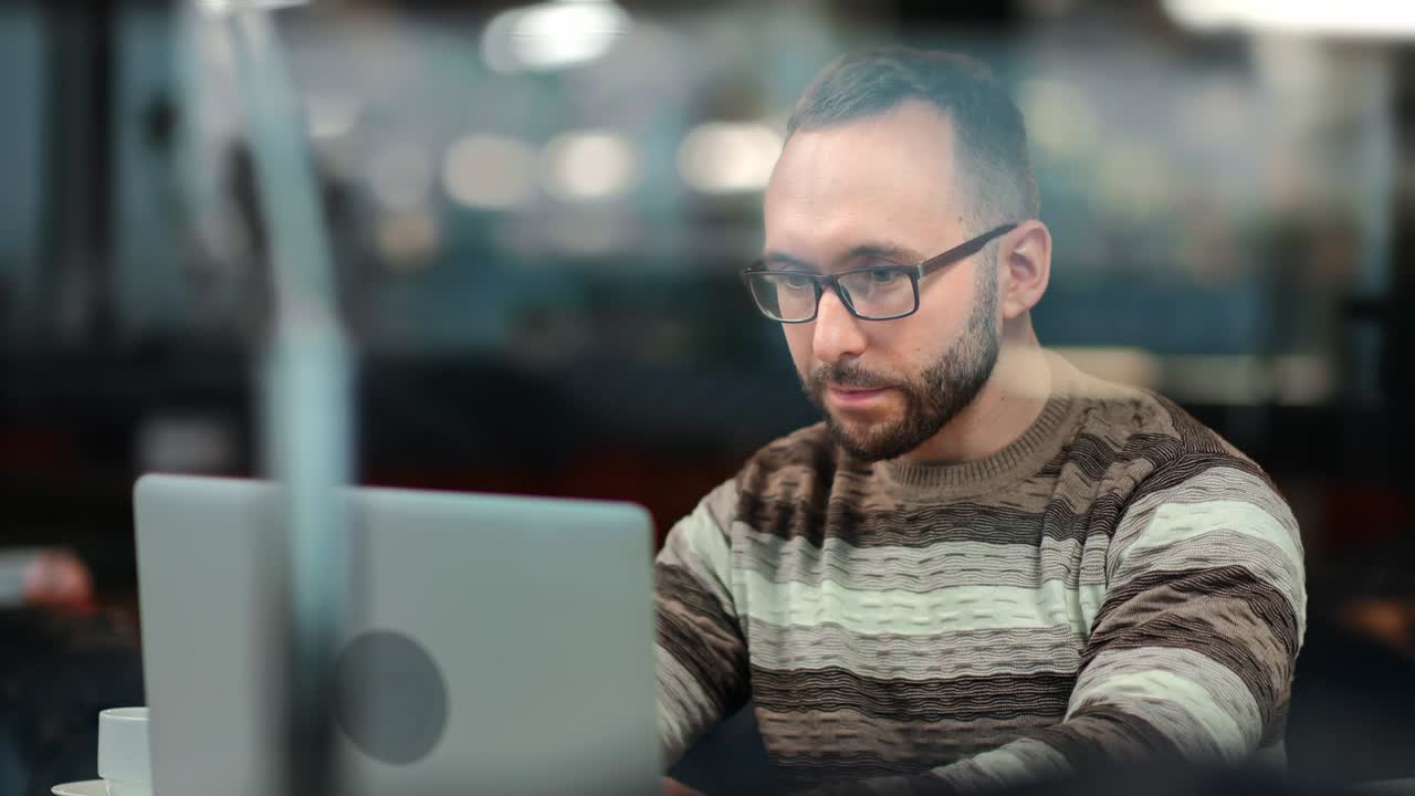un tipo moderno navegando por internet usa una computadora portátil en la cafetería. mediano primer plano en cámara roja 4k