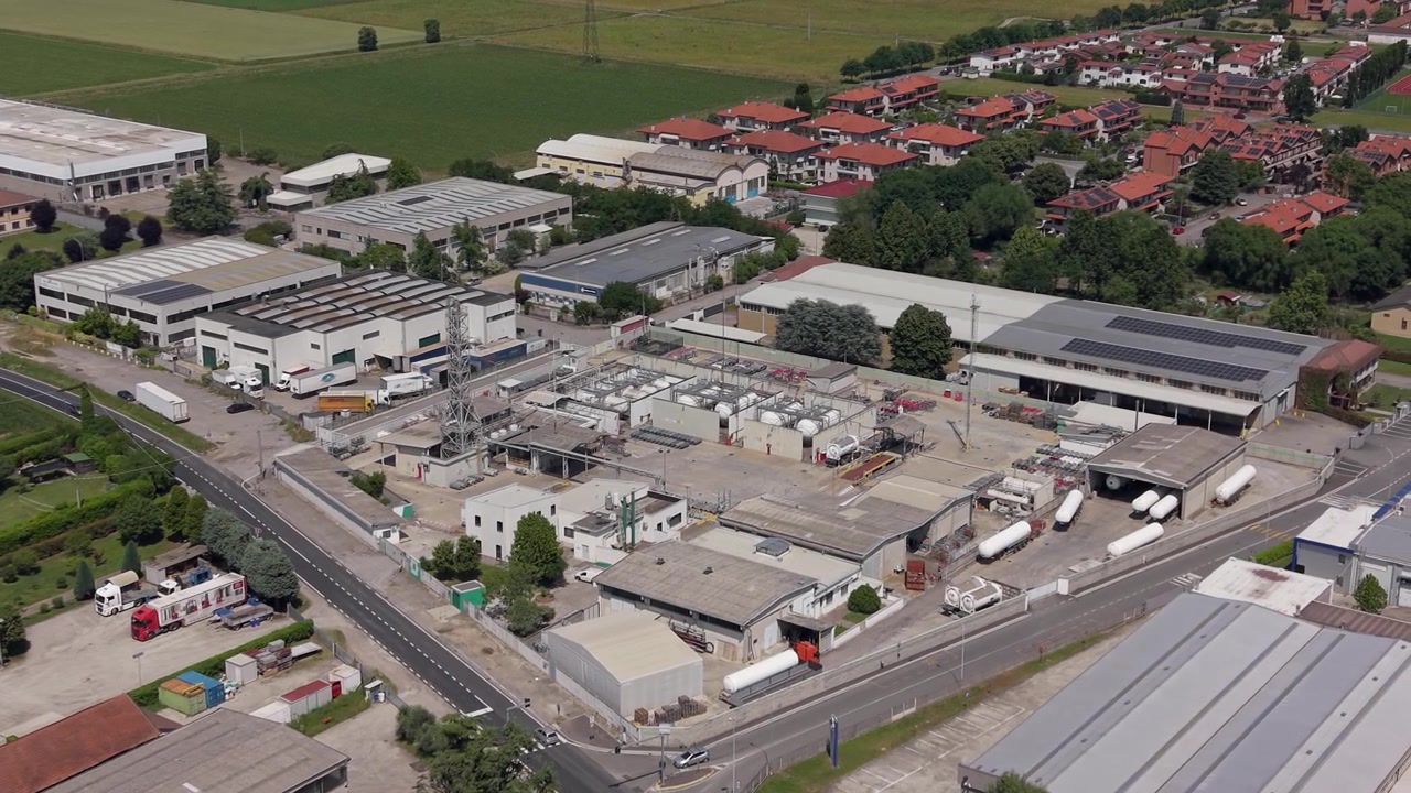 Droneoptagelser af et stort kemisk produktionsanlæg i Norditalien. Industriel kompleks med procesenheder, lagerområder og infrastruktur til kemisk produktion