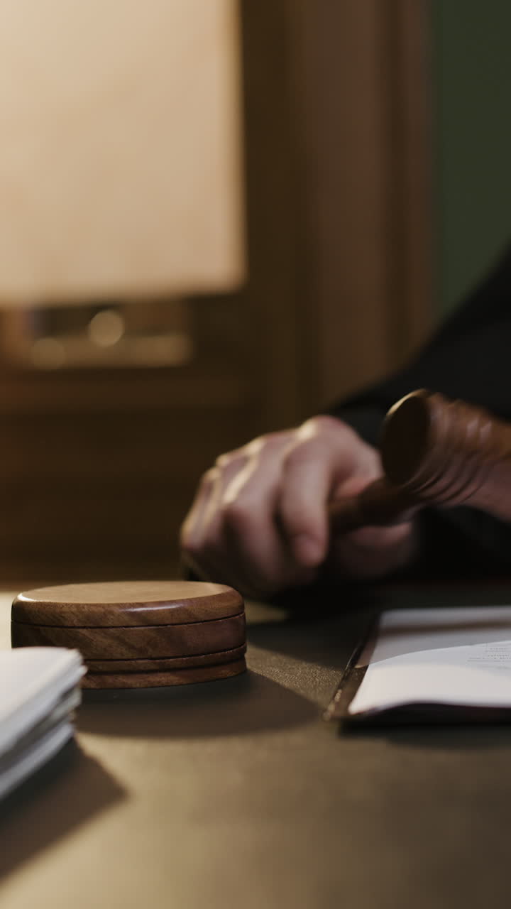 el juez golpeando el martillo en la sala del tribunal