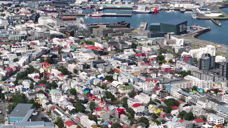 Reikiavik,-Islandia,-Vista-Aérea-De-Drones-De-Los-Edificios-Del-Centro-En-Un-Día-Soleado-De-Verano