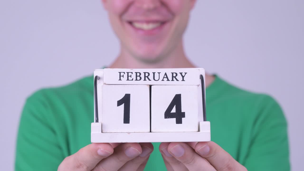 joven apuesto listo para el día de san valentín