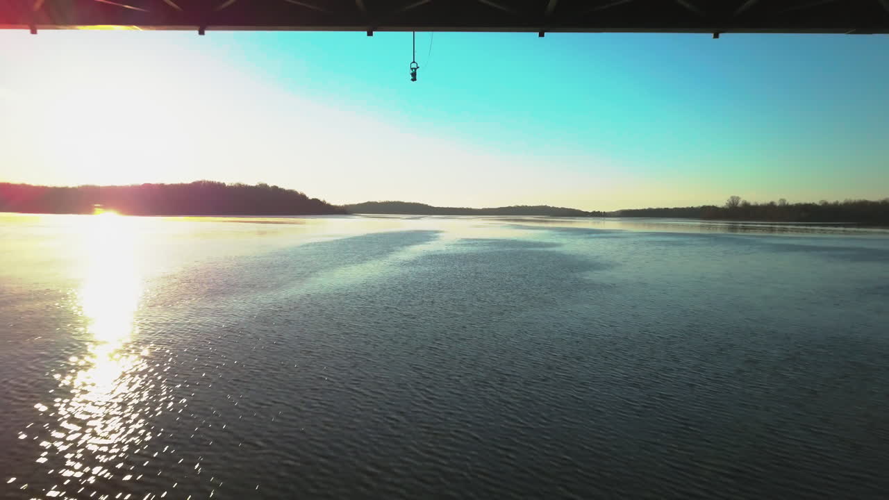 dron volando debajo del puente