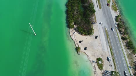 Nach-Oben-Geneigte-Luftaufnahme-Gibt-Den-Blick-Auf-Die-Florida-Keys-Und-Den-Overseas-Highway-Frei