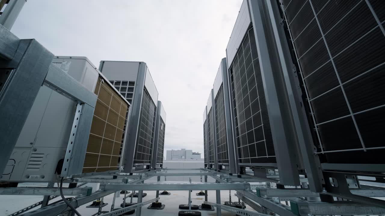 The air conditioning and ventilation system of a large industrial facility is located on the roof. It includes an air conditioner, smoke exhaust, and ventilation.