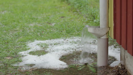 Extremes-Wetter-–-Ein-Dachrinnenfallrohr-An-Einem-Haus-Läuft-Bei-Starkem-Regen-über