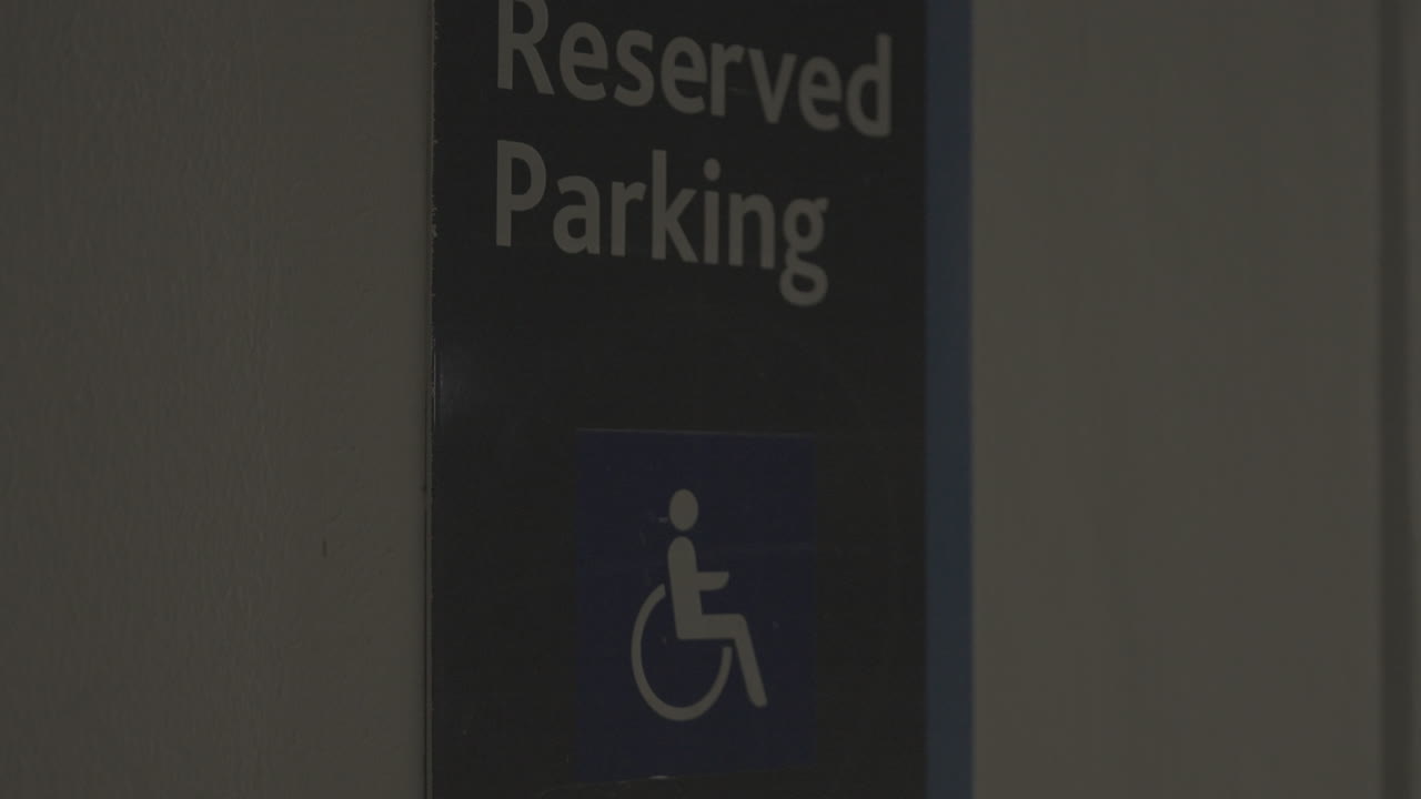Video del cartello che indica un parcheggio riservato a persone con disabilità