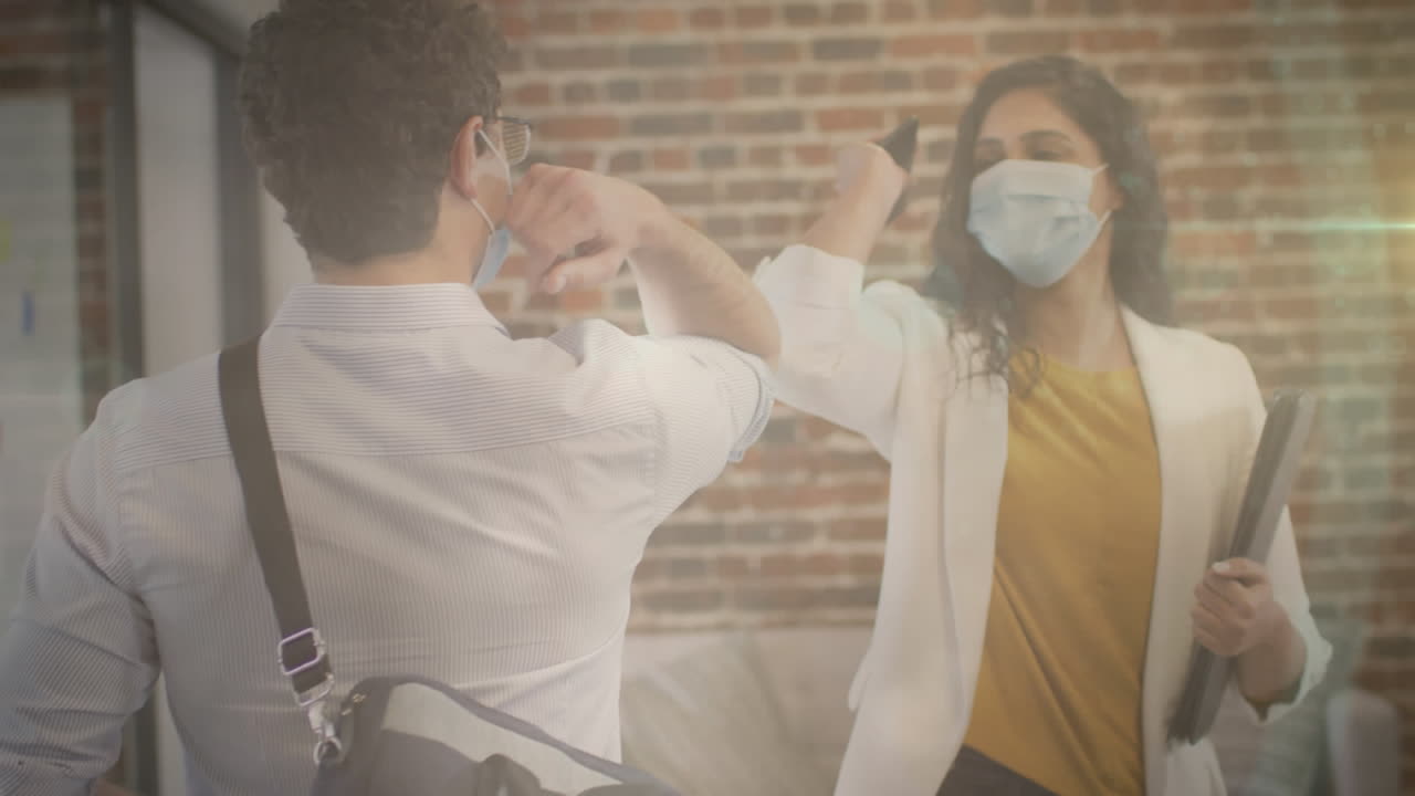 다양한 사무실 동료 들 이 사무실 에서 팔꿈치 를 만지면서 서로 인사 하고 있는 빛 의 반점 들