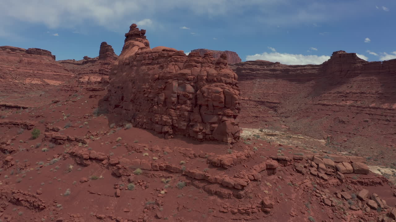 Drone in volo su rocce rosse nel deserto rosso arido, Utah