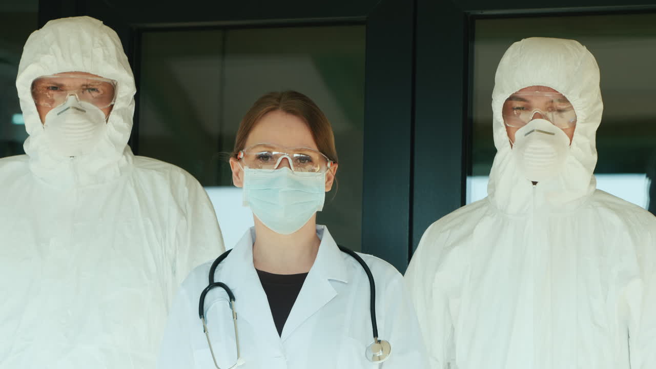 Medici che combattono il virus mostrano il segnale di stop