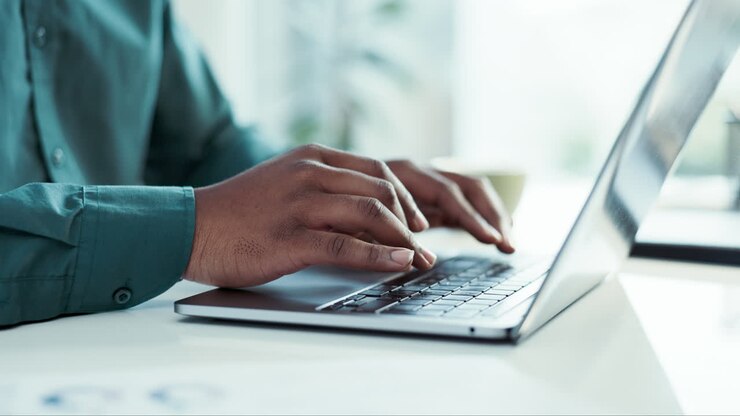 Geschäft, Hände, Person tippt auf Laptop