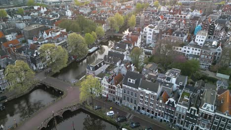 Increíble-Vista-Aérea-De-Canales-Y-Puentes-Icónicos-En-Amsterdam