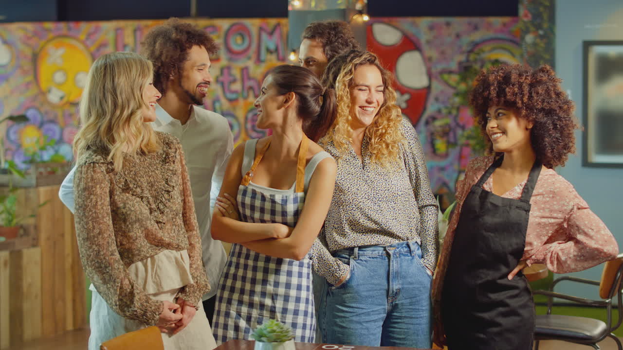 멋진 술집이나 클럽에 서 있는 서버, 술집 직원 및 소유자의 미소 짓는 다문화 팀의 초상화