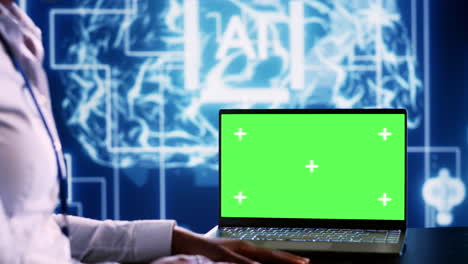 Greenscreen-Laptop,-Der-KI-Systeme-Aktualisiert