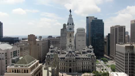 Inclinación-Aérea-Hacia-Arriba-En-El-Ayuntamiento-De-Filadelfia-En-El-Centro-De-La-Ciudad-De-Filadelfia-En-Un-Día-Soleado-De-Verano