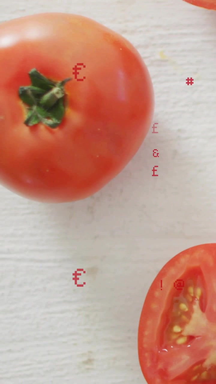 Video verticale: Transizione con simboli rossi che si posano su una coppia di pomodori tagliati a metà su un tagliere per l'indicazione dei prezzi del cibo.