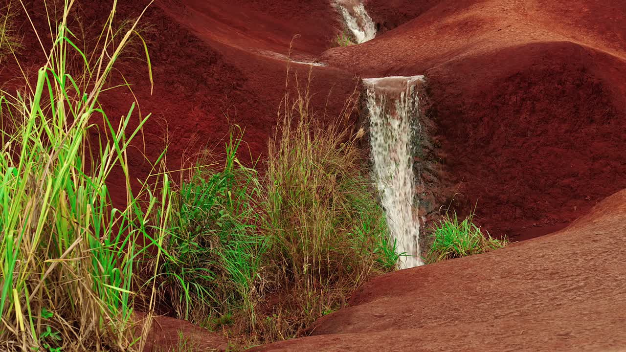 video en cámara lenta las cascadas de tierra roja en kauai, hawai