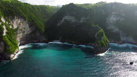 Klippen-Entlang-Der-Küste-Der-Insel-Nusa-Penida,-Bali-In-Indonesien