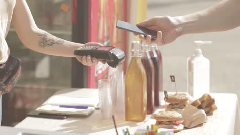tecnología nfc, el cliente hace el pago con tarjeta de crédito sin contacto.