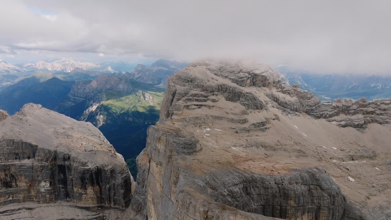 vista aérea delantera de monte pelmo con su magnífico paisaje montañoso