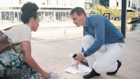 ayudando a un colega