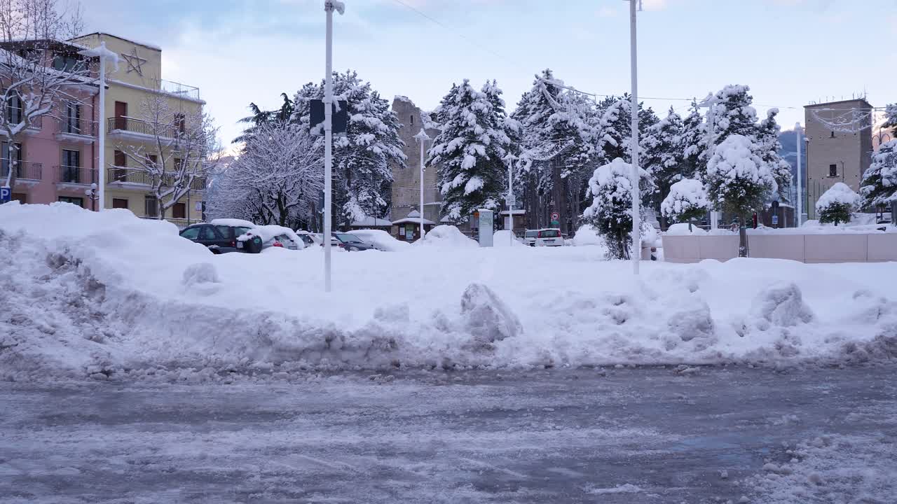calles cubiertas de nieve de guardiagrele, abruzzo, italia