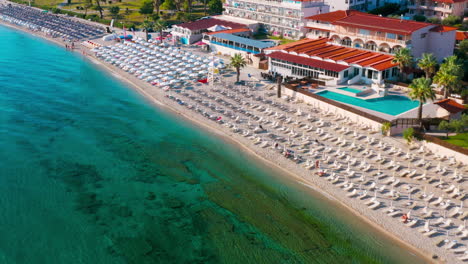 Drohnenansicht-Des-Strandes-In-Hanioti,-Griechenland