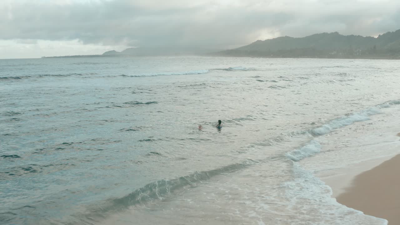 하와이 일몰 시 바다 위로 4k 공중 비행