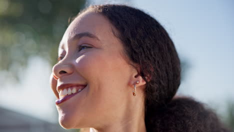 Cara,-Mujer-Al-Aire-Libre-Y-Feliz-En-Un-Parque