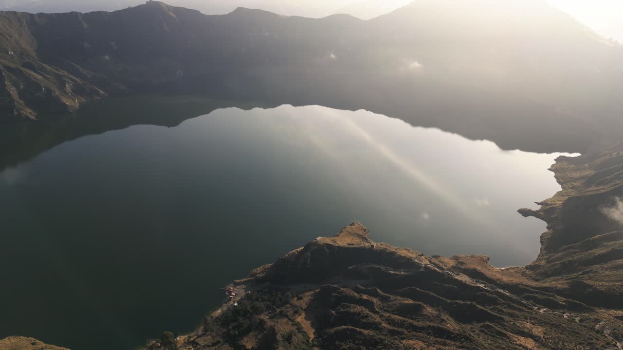 에콰도르에서 quilotoa 화산 분화구의 조감도